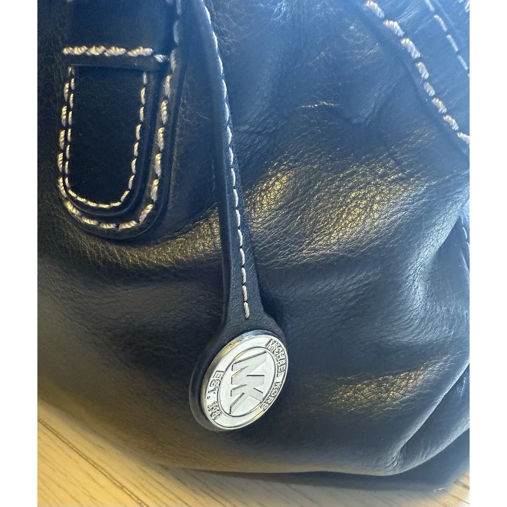 MichaelKors Black Leather Shoulder Bag W/Contrast Stitching,Zip Close. 16
